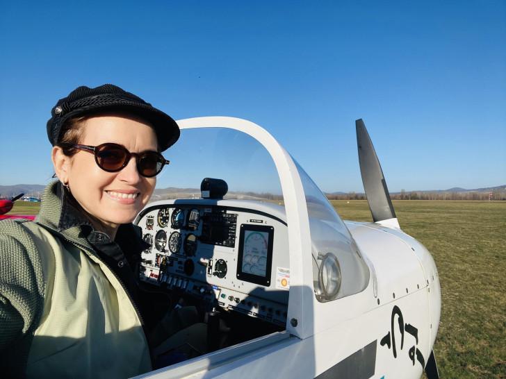 Sophie Jobillard posant devant un bimoteur